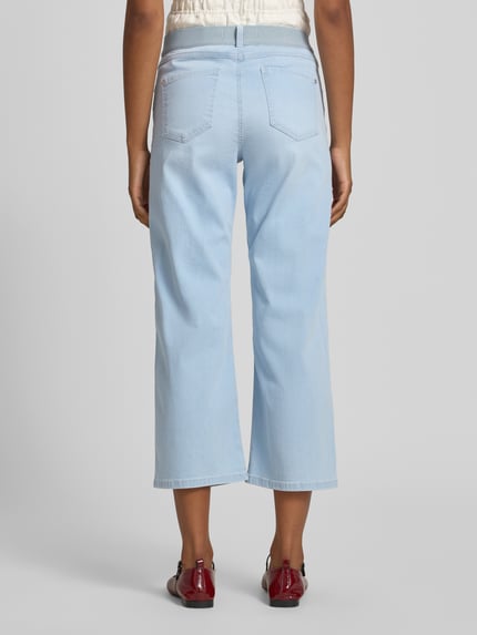 Frauenmodel trägt Caprijeans mit elastischem Bund Modell 'Linn' von Angels in Hellblau, Baumwoll-Mix mit Stretch, Ganzkörperansicht Rückansicht.