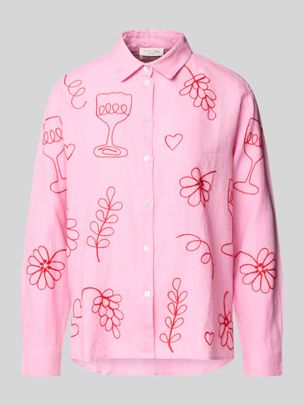 Frauenmodel trägt Regular Fit Leinenbluse im Allover-Look von Christian Berg Woman in Rosa mit roten, floralen und grafischen Motiven, Knopfleiste, Hemdblusenkragen, reine Leinen-Textur, Rückenlänge 68 cm, Ärmellänge 57 cm, Ganzkörperansicht von vorne.