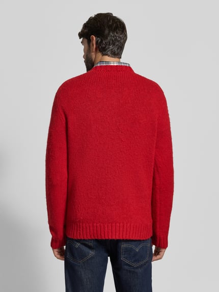 Männermodel trägt Regular Fit Pullover aus reiner Wolle mit Polo-Bear-Intarsie von Polo Ralph Lauren in Rot, Ganzkörperansicht Rückansicht, Herren Pullover.