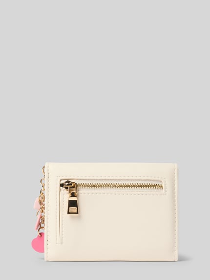 Productfoto, portemonnee met hartvormige hanger model 'ILMI' van Seidenfelt, hoofdvak met drukknoopsluiting, ritsvak achter, label in reliëf, diverse steekvakken, lichtcrème kleur, gladde textuur
