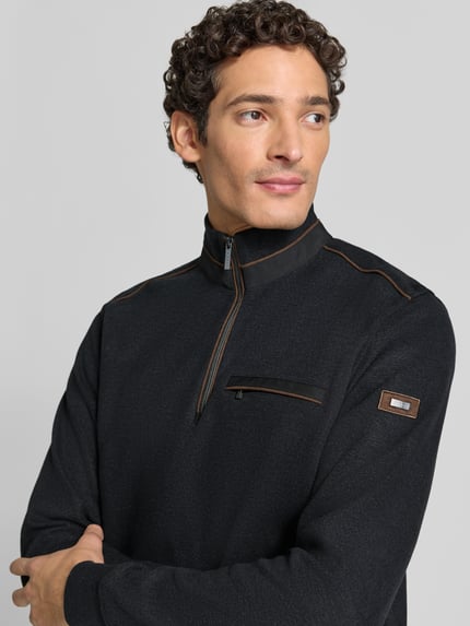 Männermodel trägt Sweatshirt mit Stehkragen und Reißverschluss von bugatti, mieszanka bawełny, krój regular fit, Brustasza, Długość tyłu w rozmiarze M: 67 cm, Długość rękawów w rozmiarze M: 66 cm, kolor ciemny, gładka faktura, Nahaufnahme Oberkörper.