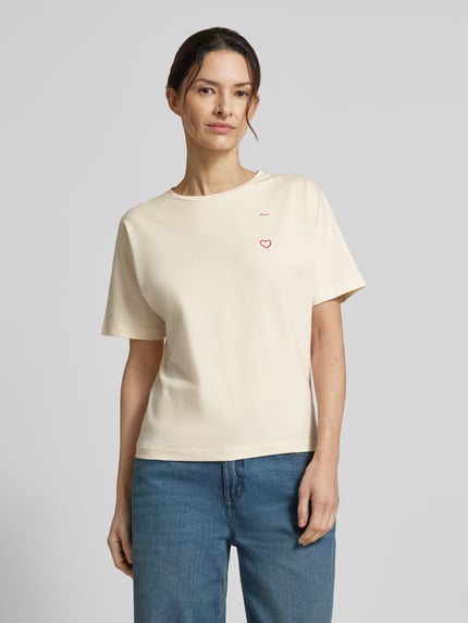 Frauenmodel trägt T-Shirt mit Stitching Modell 'Salentine' von OPUS, reine Baumwolle, Regular Fit, Rundhalsausschnitt, cremefarben, Nahaufnahme Oberkörper.