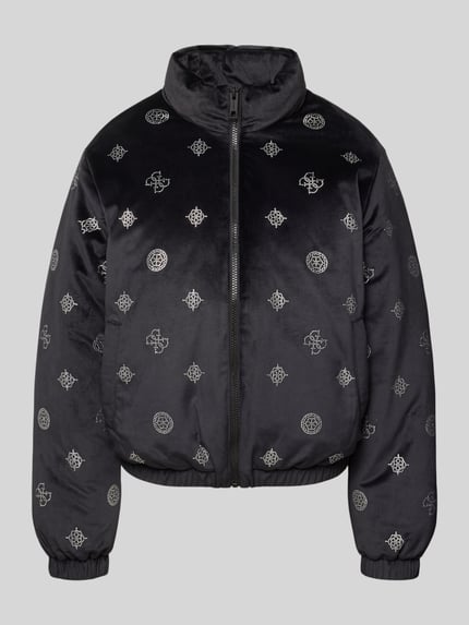 Produktfoto, czarna kurtka w stylu puffer z wzorem na całej powierzchni, obszycie ozdobnymi kamieniami, Model 'AMALIA' od GUESS Activewear, Mieszanka materiałów z dodatkiem streczu, krój regular fit, stójka, zamek błyskawiczny, Długość tyłu w rozmiarze S: 57 cm, szerokość ramion w rozmiarze S: 42 cm, szerokość w klatce piersiowej w rozmiarze S: 51 cm, długość rękawów w rozmiarze S: 59 cm