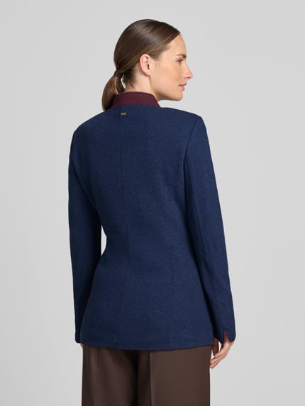 Modelka nosi Slim Fit Blazer aus Lanawolle-Mix mit Stehkragen od White Label, kolor granatowy z bordowym kołnierzem, krój slim fit, kieszenie naszywane, długość tyłu w rozmiarze 36: 70 cm, szerokość w rozmiarze 36: 50 cm, długość rękawa w rozmiarze 36: 63 cm, widok całej sylwetki z tyłu