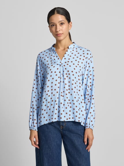 Vrouwenmodel draagt Relaxed Fit blouse uit zuivere viscosemix Model 'Valeria' van ZABAIONE, lichtblauw met bruine stippen, serafinohals, met lange mouwen, ruglengte maat S 54 cm, mouwlengte maat S 58 cm, effen stoffenstructuur, Ganzkörperansicht von voren.