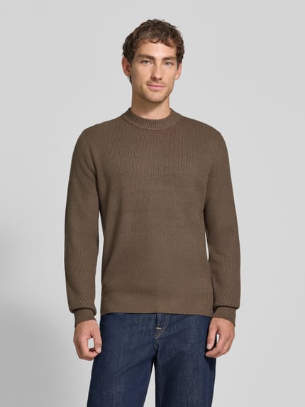 Männermodel trägt Regular Fit Pullover aus Viskose-Mix Modell 'MATTI' von Jake*s Studio Men in Braun, Strukturstrick, Ganzkörperansicht von vorne.