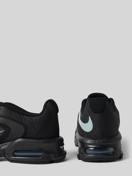 Produktfoto, Sneaker mit Logo-Print Modell 'Air Max Fire' von Nike in Schwarz, abgerundete Passform, Schnürverschluss, Herren Sneaker, Absatzhöhe: 5 cm, Schafthöhe: 8 cm, Schaftweite: 6 cm, seitliche und rückseitige Ansicht, strukturierte Oberfläche.