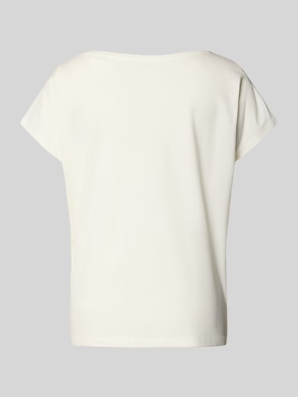 Frauenmodel trägt Pyjama-Oberteil mit Motiv von Christian Berg Woman in Creme, Baumwoll-Modal-Mix, Regular-Fit, Ganzkörperansicht Rückansicht.