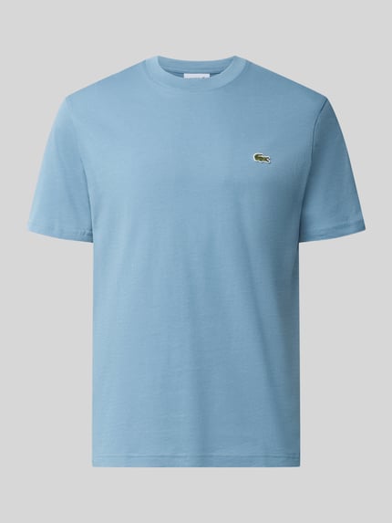 Produktfoto, hellblaues Regular Fit T-Shirt aus reiner Baumwolle von Lacoste mit kleinem Logo, glatte Oberfläche, Herren T-Shirt von Lacoste