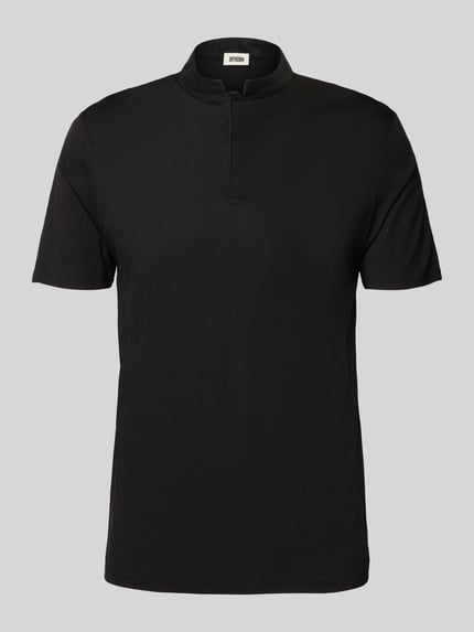Produktfoto, schwarzes Slim Fit Poloshirt mit Stehkragen Modell 'LOUIS' von Drykorn aus Baumwoll-Modal-Mix, Rückenlänge 69 cm Größe M.