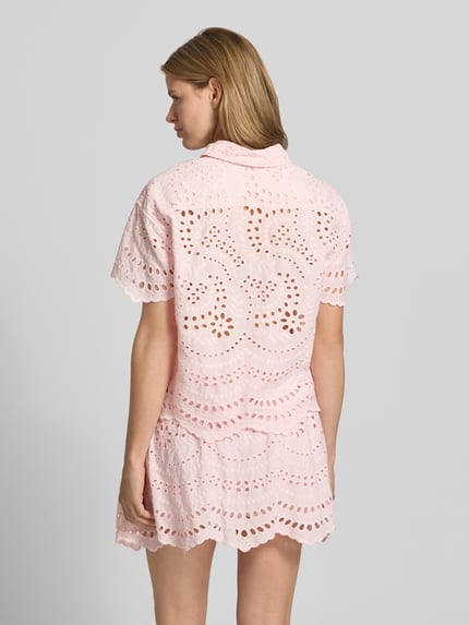 Vrouwenmodel draagt Boxy Fit blouse met korte mouwen uit zuiver katoen model 'NEW LALISA' van Only in effen kleuren met ajourpatroon, overhemdkraag, knoopsluiting, korte mouw, geschulpte zoom en rugdecolleté, materiaalverwerking ajourwerk. Ganzkörperansicht Rückansicht.
