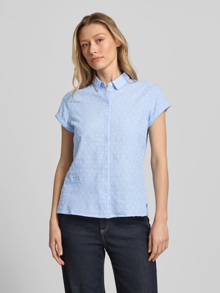 Frauenmodel trägt Slim Fit Bluse im Allover-Look von Jake*s Casual aus reiner Baumwolle und Knopfleiste in Hellblau, Ganzkörperansicht von vorne.