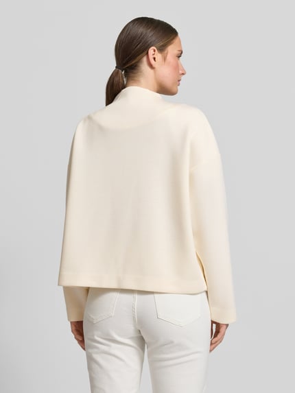Frauenmodel trägt Jacke Viskose-Mix mit Knopfverschluss von Rich & Royal, Relaxed Fit, cremefarben, strukturierte Oberfläche, Ganzkörperansicht Rückansicht.