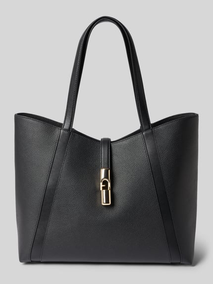 Produktfoto, zwarte Handtasche aus echtem Leder mit Logo-Detail Modell 'Goccia' van FURLA, open hoofdvak, smalle schouderband, Breedte 43 cm, Lengte 31 cm, Diepte 13 cm, bandlengte 51 cm, fijne nerftextuur, goudkleurig logodetail
