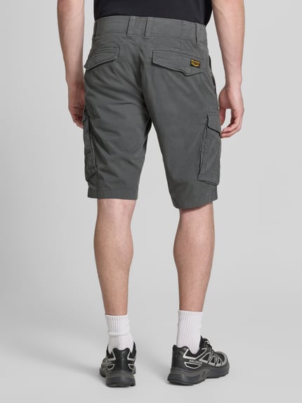 Männermodel trägt Tapered Fit Cargo Bermudas mit Pattentaschen Modell 'Nordrop' von PME Legend, Baumwoll-Mix mit Stretch-Anteil, Ganzkörperansicht Rückansicht.