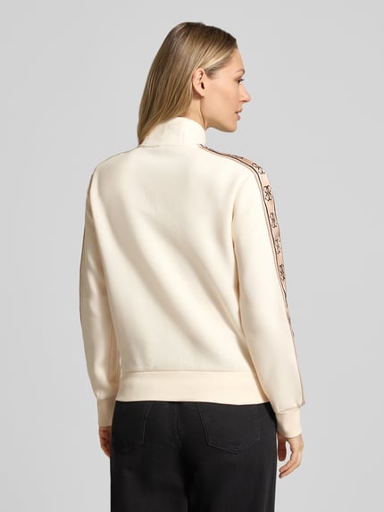 Frauenmodel trägt Sweatjacke mit Stehkragen und Eingrifftaschen Modell 'BRITNEY' von Guess Activewear, cremefarben, Baumwoll-Mix, Ganzkörperansicht Rückansicht.