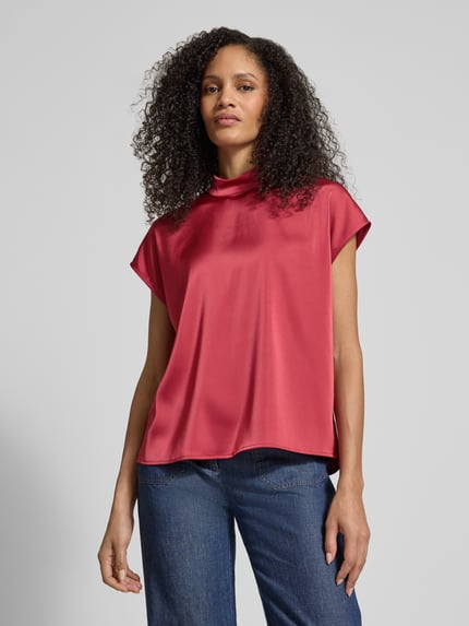 Frauenmodel trägt Blusenshirt mit Stehkragen von Jake*s Collection aus rotem Material-Mix mit Stretch-Anteil, Regular-Fit, Ganzkörperansicht von vorne. Rückseitiger Reißverschluss, Rückenlänge bei Größe 38: 59 cm.