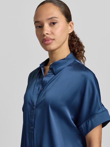 Vrouwenmodel draagt Regular Fit blouse met overhemdkraag van Zero, materiaalmix met stretch, knoopsluiting, blauwe kleur, Nahaufnahme Oberkörper.