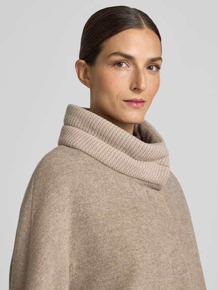 Frauenmodel trägt Jacke aus Lanawolle-Mix mit Stehkragen und Eingrifftaschen von ICONS Cinzia Rocca, beige Farbe, weiche Textur, Nahaufnahme Oberkörper, Relaxed Fit, Kontext: Damenjacke mit Stretch-Anteil, Rückenlänge 64 cm, Schulterbreite 42 cm, Brustweite 50 cm, Ärmellänge 73 cm.
