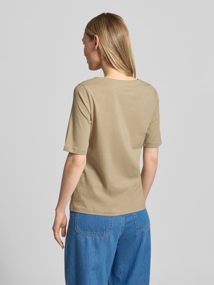 Frauenmodel trägt Regular Fit T-Shirt aus Baumwoll-Mix mit Motiv-Print von Tom Tailor, Optik: Unifarben, Rundhals, Kurzarm, Ganzkörperansicht Rückansicht.