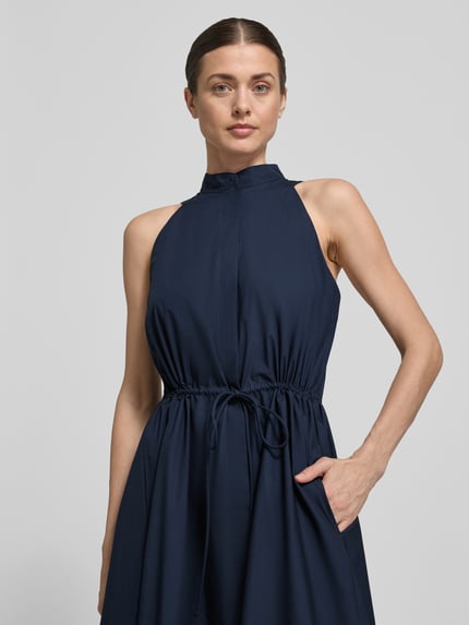 Frauenmodel trägt Midikleid aus Baumwolle mit Schnürung von Emporio Armani in Dunkelblau, A-Linie, Stehkragen, Nahaufnahme Oberkörper. Rückenlänge 125 cm, Brustweite 44 cm bei Größe 36.