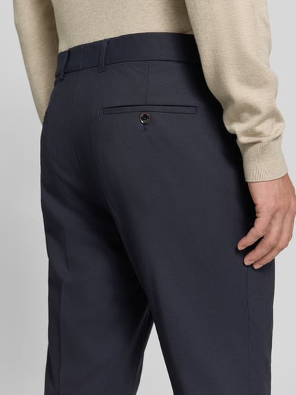 Männermodel trägt dunkelblaue Anzughose aus Schurwoll-Mix mit Eingrifftaschen von CG – CLUB of GENTS, Detailaufnahme Rückansicht. Modell 'Charlie', Slim Fit, Paspeltaschen am Gesäß, Bundweite 45 cm, Innenbeinlänge 81 cm.
