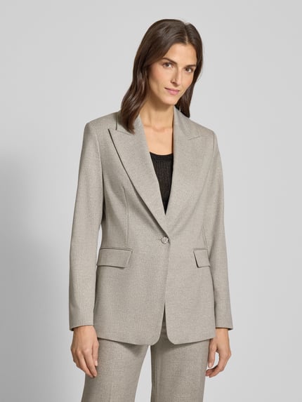 Frauenmodel trägt Slim Fit Longblazer aus Viskose-Mix von s.Oliver BLACK LABEL in Beige mit Fischgrätmuster, Reverskragen, 1-Knopf-Verschluss, Pattentaschen, unifarben, Ganzkörperansicht von vorne.