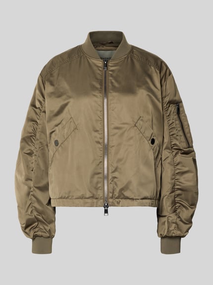 Produktfoto, olivgrüne Boxy Fit Jacke mit Stehkragen, Zweiwege-Reißverschluss und Taschen, Modell 'JODY' von Beaumont Amsterdam, glatte Oberfläche, sichtbare Steppnähte