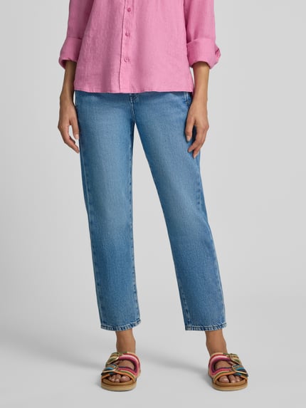 Frauenmodel trägt Tapered Fit Jeans aus reiner Baumwolle von Jake*s Casual in hellem Blau, lockere Passform, Nahaufnahme Oberkörper.
