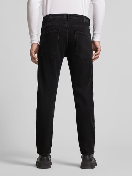 Männermodel trägt Straight Fit Jeans im 5-Pocket-Design von Drykorn, schwarze Farbe, Baumwoll-Mix, Ganzkörperansicht Rückansicht.