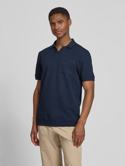Mannelijk model draagt Regular Fit poloshirt uit katoenmix van s.Oliver RED LABEL, look: effen, structuurpatroon, borstzak, korte mouw, rompzoom, seersucker, voorkant volledig zichtbaar