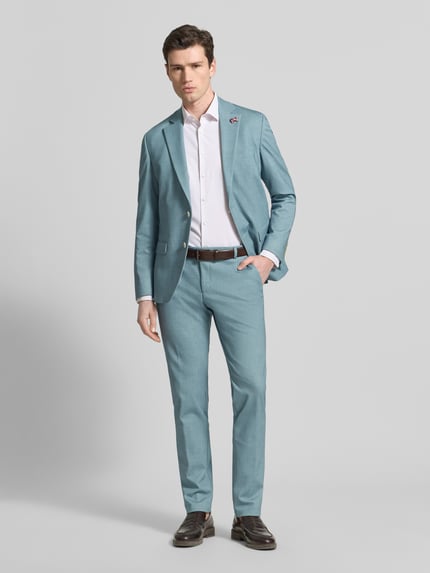Männermodel trägt Slim Fit Anzug mit 2-Knopf-Sakko von Wilvorst in Hellblau, Material-Mix, Reverskragen, Ganzkörperansicht von vorne.