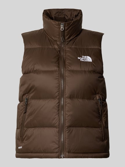 Produktfoto, Steppweste mit Daunen-Feder-Füllung und Logo-Stitching von The North Face in Braun, glänzende Oberfläche, sichtbarer Reißverschluss.