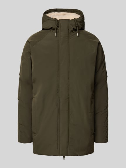 Produktfoto, olivgrüner Herren Parka mit Kapuze Modell 'WOOD' von Jack & Jones, Regular-Fit, verdeckter Reißverschluss, Eingrifftaschen, strukturierte Oberfläche, Tunnelzug, Rückenlänge 84 cm, Schulterbreite 49 cm, Brustweite 61 cm, Ärmellänge 61 cm.