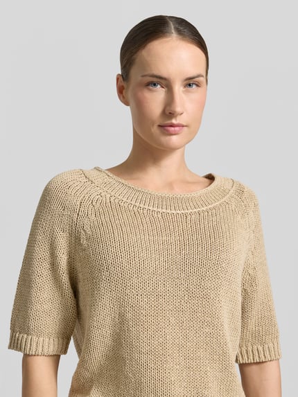Frauenmodel trägt Strickpullover aus Leinen-Mix mit 1/2-Arm von Luisa Cerano in Beige, Rundhalsausschnitt, Nahaufnahme Oberkörper.