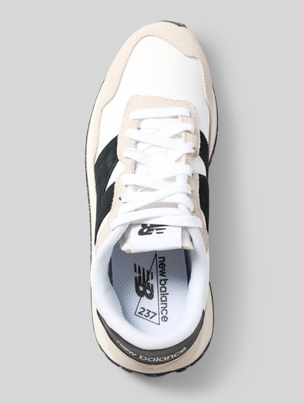 Produktfoto, Sneaker aus Leder mit Label-Details Modell '237' von New Balance, weiße und beige Töne, schwarze Akzente, profilierte Sohle, runde Form, Schnürung, beschichtetes Leder, Damen Sneaker, Absatzhöhe 3 cm, Schafthöhe 7 cm, Schaftweite 8 cm, Nahaufnahme von oben