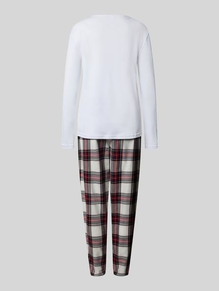 Frauenmodel trägt Pyjama mit Statement-Stitching Modell 'Kuschelmomente' von LOUIS & LOUISA, weiße Oberteil, karierte Hose, Loose Fit, reine Baumwolle, Ganzkörperansicht Rückansicht.