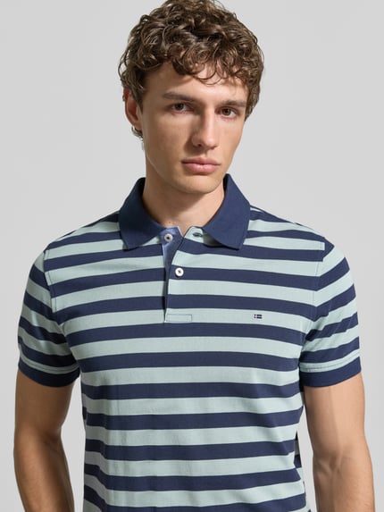 Männermodel trägt Modern Fit Poloshirt mit Logo-Stitching von Christian Berg Men aus Reine Baumwolle, Nahaufnahme Oberkörper.