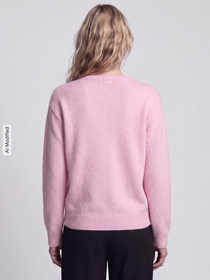 Männermodel trägt hellrosa sweter z dodatkiem wełny Regular Fit Pullover mit Woll-Anteil Modell 'ALLY' von PIECES, widok całej sylwetki od tyłu, KI-modifiziertes Bild.