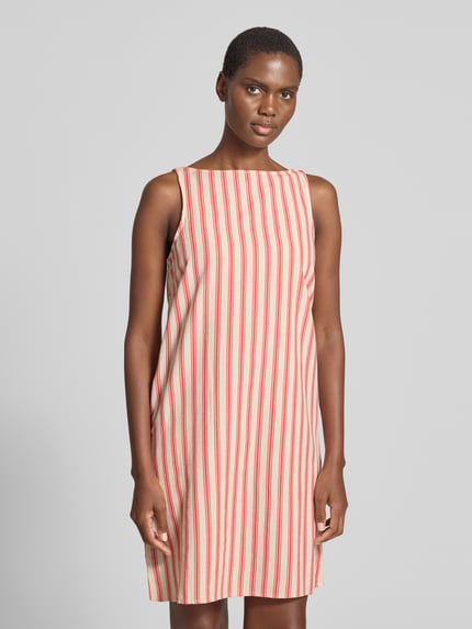Frauenmodel trägt Minikleid aus Viskose-Mix mit Leinen-Viskose-Anteil, U-Boot-Ausschnitt, Straight Fit, Modell 'PRISILLA' von Vila, Ganzkörperansicht von vorne.