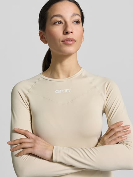 Kobiece modelka nosi Langarmshirt mit Rundhalsausschnitt von aim'n, krój slim fit, półprzezroczysty, szwy ozdobne, Nahaufnahme górnej części ciała.