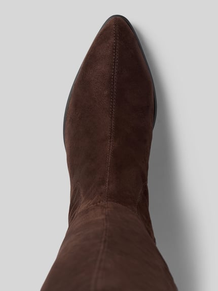 Produktfoto, Stiefel mit spitzer Kappe von Tamaris aus dunkelbraunem Leder in Uni-Optik mit Struktur, Blockabsatz, sichtbare Nähte und Gummisohle