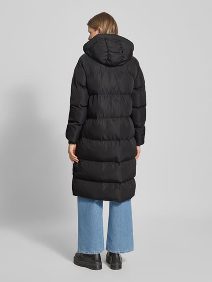 Vrouwenmodel draagt Steppmantel met Kapuze und Eingrifftaschen van Superdry in zwart, recht model, lange mouwen, rugaanzicht, ganzkörper.