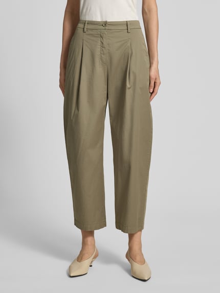 Frauenmodel trägt Barrel Fit Hose mit Eingrifftaschen Modell 'LISAN' von Raffaello Rossi aus Baumwoll-Elasthan-Mix, Ganzkörperansicht von vorne.