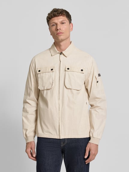 Männermodel trägt Modern Fit Overshirt mit Label-Patch Modell 'Garmentdye' von Fynch-Hatton aus Reine Baumwolle, Vorderansicht Oberkörper.