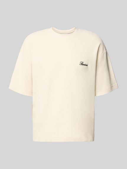 Produktfoto, T-Shirt mit Rundhalsausschnitt und Label-Stitching von REVIEW, Herren T-Shirt aus Baumwoll-Mix, Relaxed-Fit, Rückenlänge 64 cm, Farbe Naturweiß, strukturierte Oberfläche.