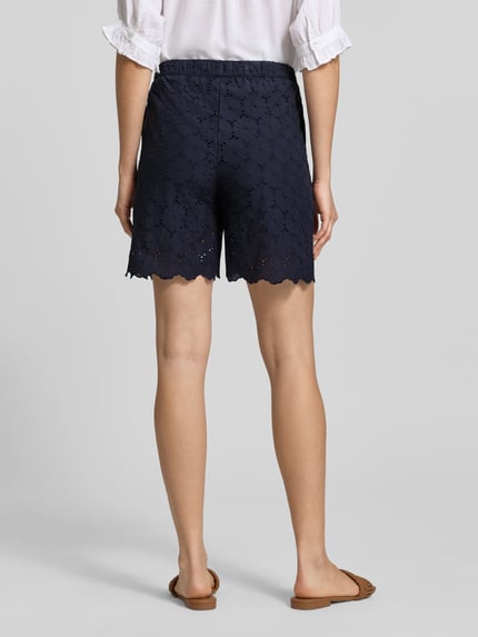 Vrouwenmodel draagt Bermudas met Lochstickerei en steekzakken van Christian Berg Woman, donkerblauw, puur katoen, loose fit, elastische band met tunnelkoord, ganzekörperaanzicht rückansicht.