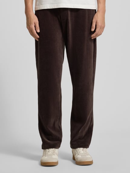 Męski model nosi Sweatpants mit elastischem Bund od MCNEAL, mieszanka bawełny z dodatkiem streczu, prosty krój, wpuszczane kieszenie, tunel, kieszeń z tyłu, długość wewnętrzna nogawki 75 cm w rozmiarze M, widok z przodu na całe ciało.