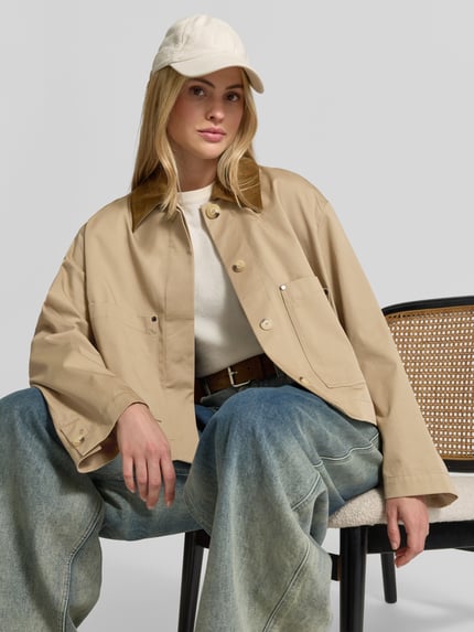 Frauenmodel trägt Funktionsjacke mit kontrastierendem Kragen von Joseph in Beige, unifarben, Zierknöpfe, Taschen, Umlegekragen, langarm, Ganzkörperansicht von vorne.