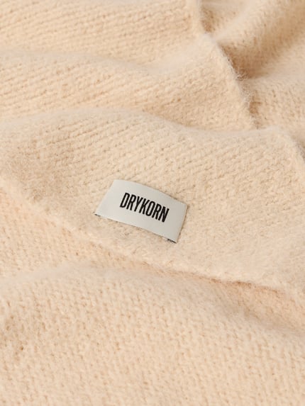 Produktfoto, Dreieckstuch mit Woll-Anteil von DRYKORN mit Strick-Optik in Beige, Material-Mix, Label-Patch, eingefasste Abschlüsse, Detailansicht